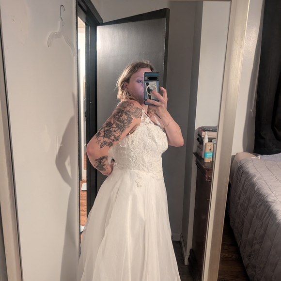 Elegant White Lace Wedding Dress - Picture 3 of 10